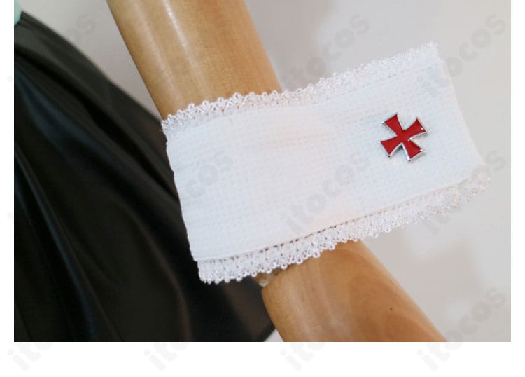 腕飾りのデザイン細部。素材の重なりと装飾パーツの質感が分かる画像。