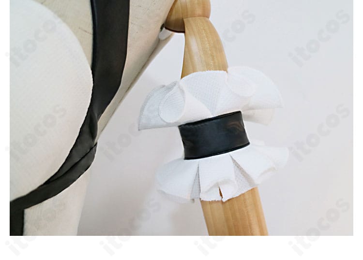 手首飾りのディテール。レースと留め具の質感が分かるクローズアップ。