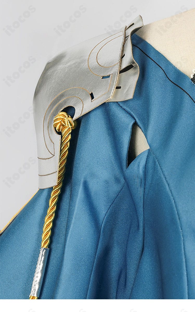 衣襟部分の装飾アップ。細かな刺繍と立体パーツの配置