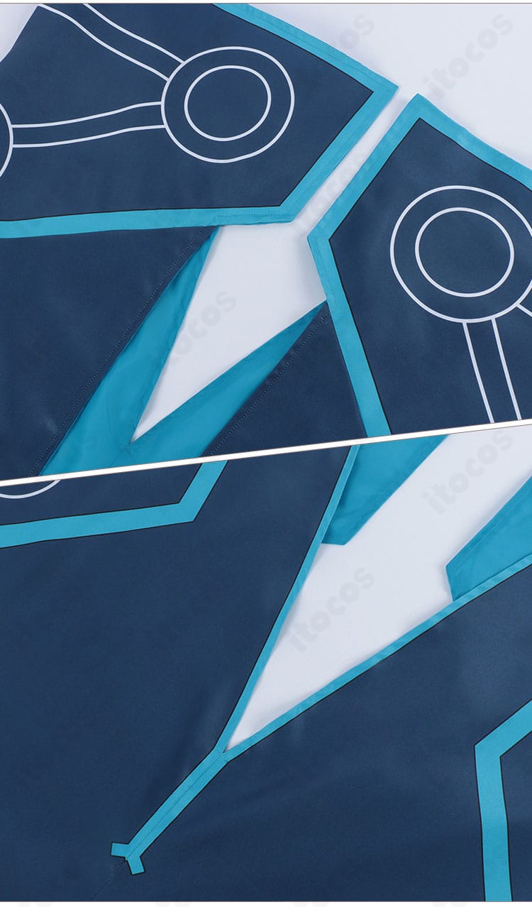 コート裾まわりの装飾ディテール。ヘムラインの意匠とパイピングが分かる。