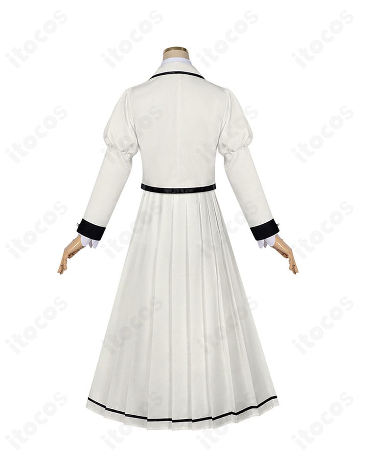 商品背面図。ブレザーの背面カッティングとスカート丈のバランス。