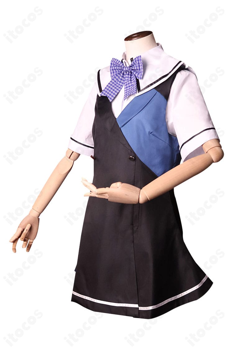 周防天音 美浜学園制服の側面図。ウエストラインとスカートの落ち感、フィット感が確認できる画像。