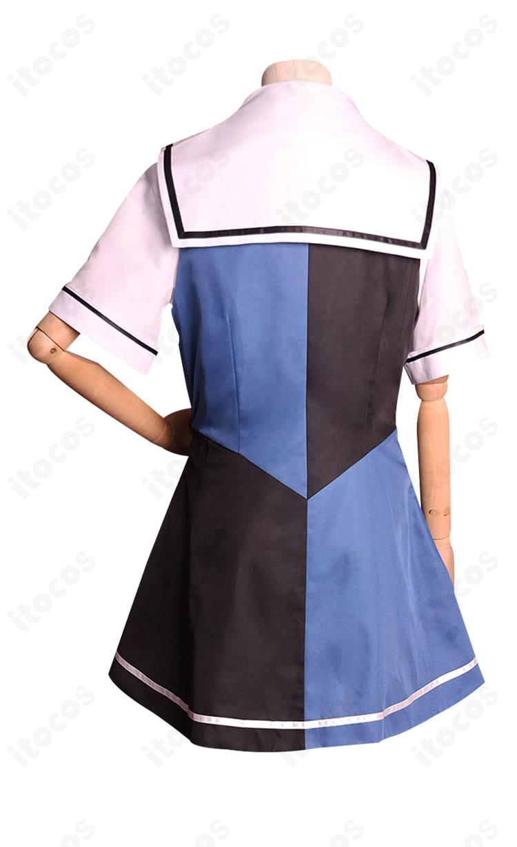 周防天音コスプレ衣装の背面全体。背中のラインとスカートの広がり、後ろ姿の再現度を示す画像。