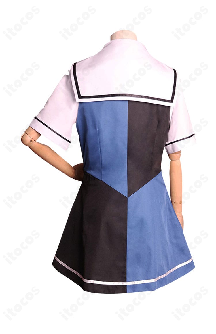 背面から見た小嶺 幸 コスプレ衣装。背面のラインと着用時のフィット感が分かる写真。