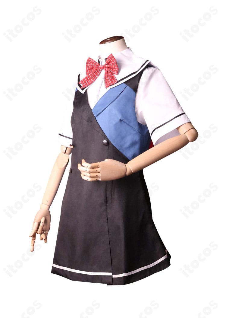 左側面から見た小嶺 幸の美浜学園制服。袖と裾のバランス、シルエットの整い方を確認できる画像。