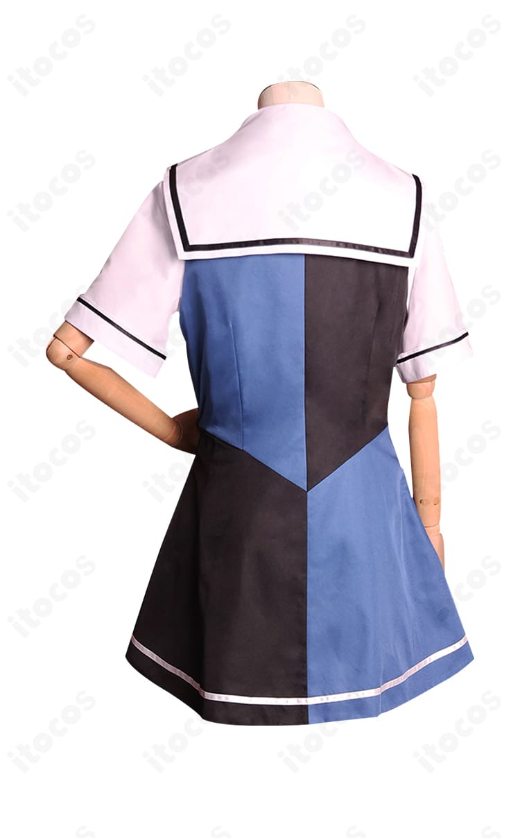 背面全景。美浜学園制服コスプレ衣装の後ろ姿とウエストライン、背面装飾の配置がわかる画像。