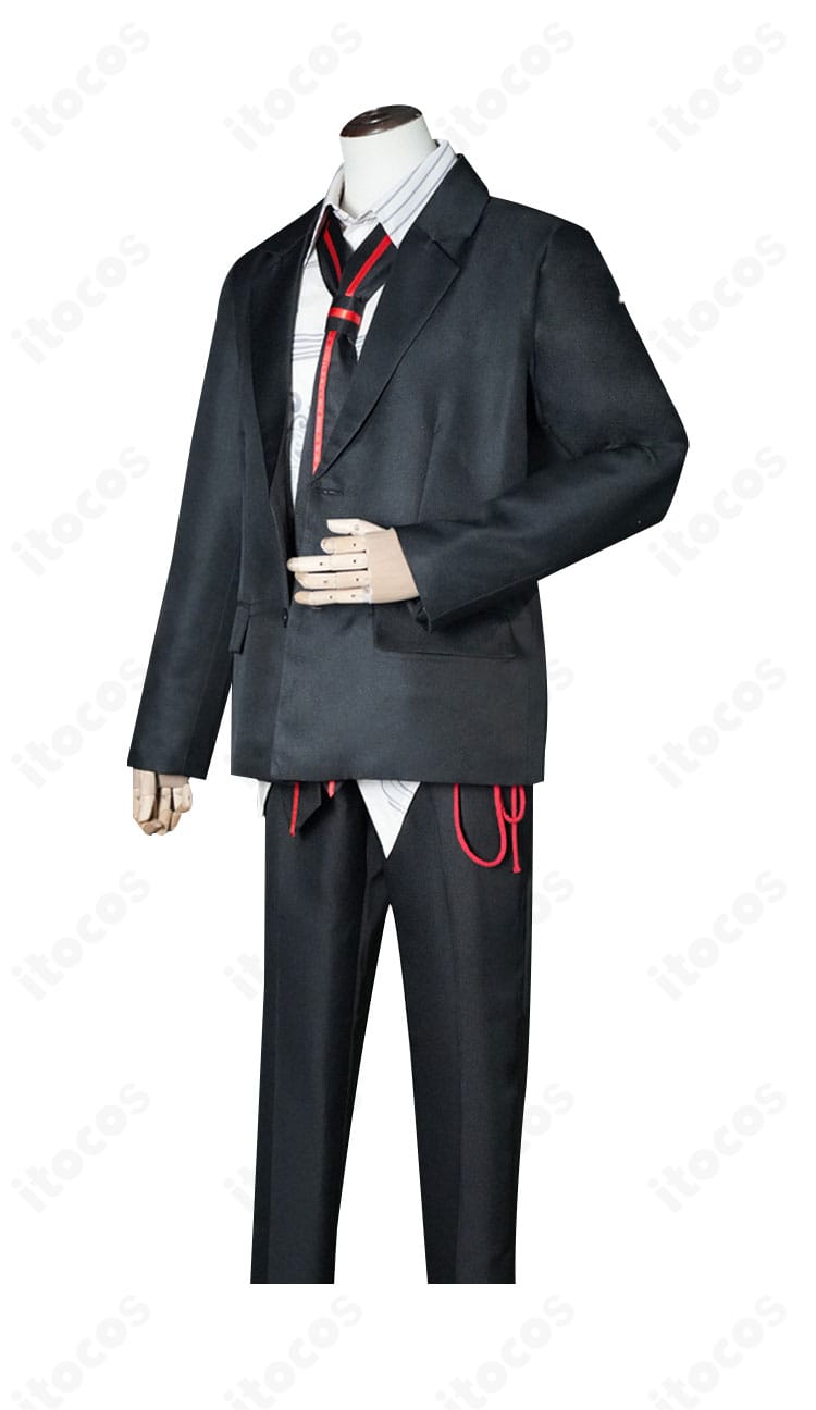 コスプレ衣装・側面ビュー。コートのシルエットとサスペンダー位置、装飾のバランスが分かるアングル。