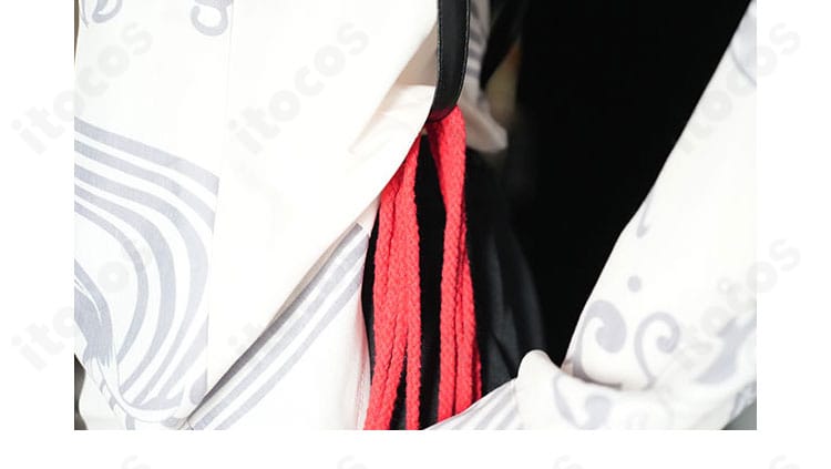 紐装飾ディテールの近接。結び目の形とコードの艶感、取付金具の仕様が分かる画像。