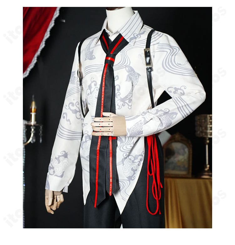 装飾ディテールの近接。紐飾りとネックレス、金具の質感や配置が分かるアップ。