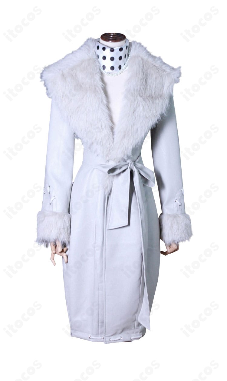 正面アップ画像。エブリン・モレーの「レディ・ファウロ」衣装のコート、スカーフ、ネックレスのディテールが鮮明に見える。