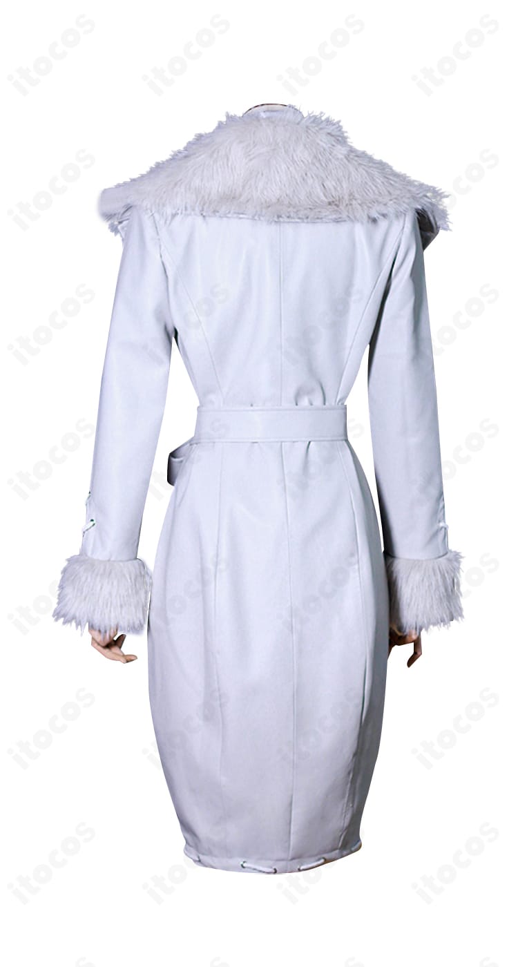 背面画像。コートの後ろ丈とシルエット、ベルトの配置が分かる後ろ姿。