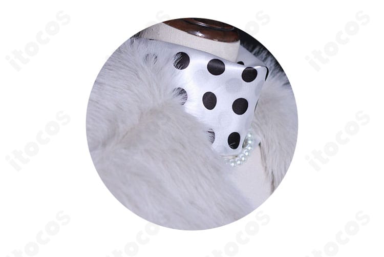 襟元とネックレスの拡大。エレガントな装飾と首回りのバランスを示すディテール。