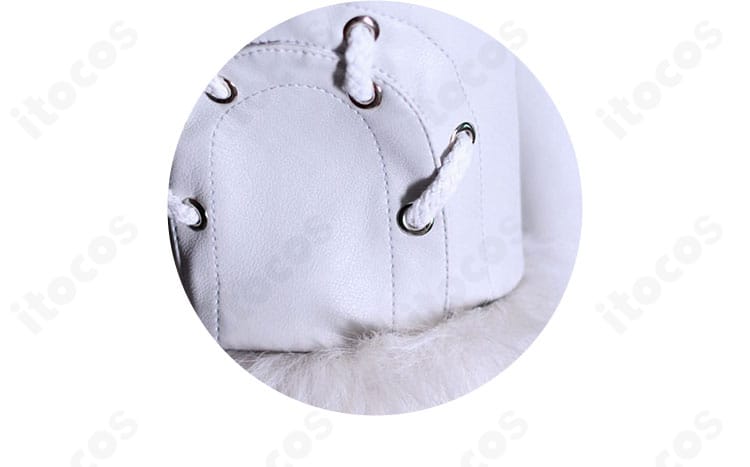 袖口の装飾と縫製の近接ショット。デザインの意匠と仕上がりの質感を確認できる。