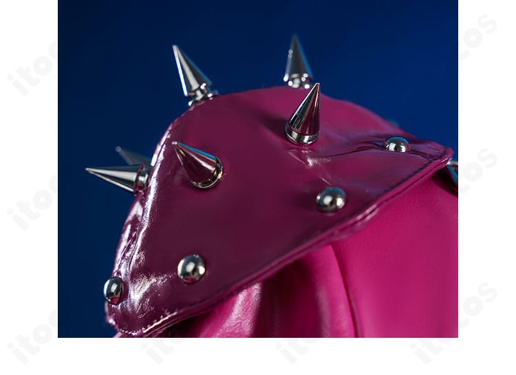 右肩の鎧風装飾アップ。金属調パーツの造形と固定位置のディテール。