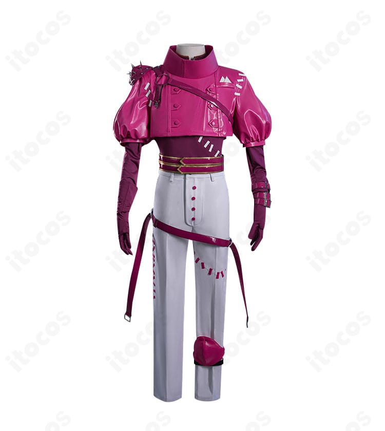 正面ディテールの近接。門襟の装飾、胸元の刺繍、ボタン意匠の質感が映えるアップ。