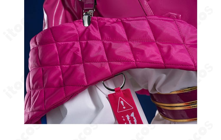 外套の襟装飾クローズアップ。縁取り刺繍と重厚感ある配色の組み合わせ。