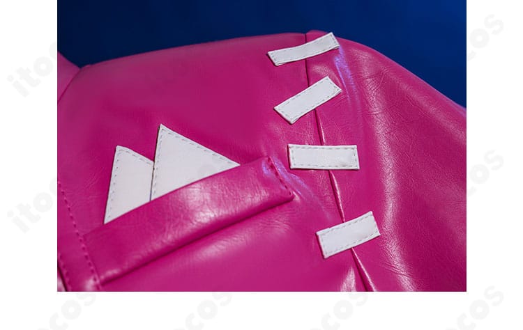 左肩の装飾アップ。左右非対称デザインの質感と彫りの精密さ。