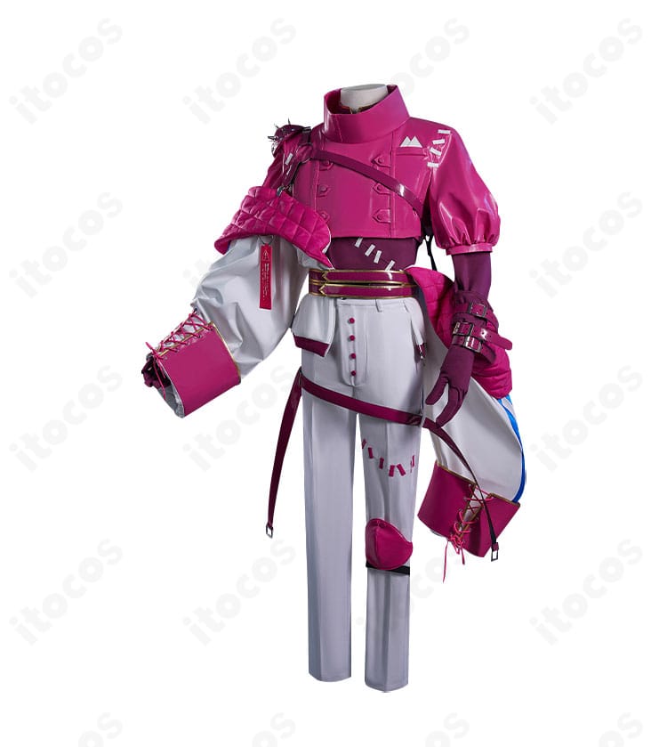 納棺師コスプレ衣装の左側全体。肩飾りとコートの落ち感、レッグカバーのシルエットを確認できます。