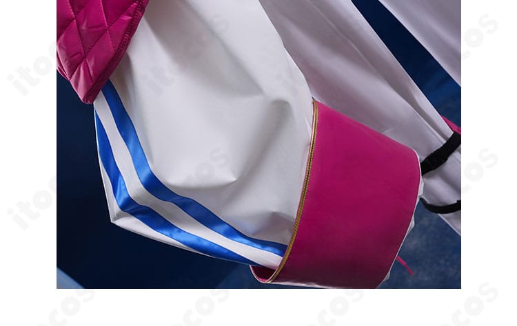 外套袖口の装飾ディテール。縁取りとボタン意匠の質感が分かる。