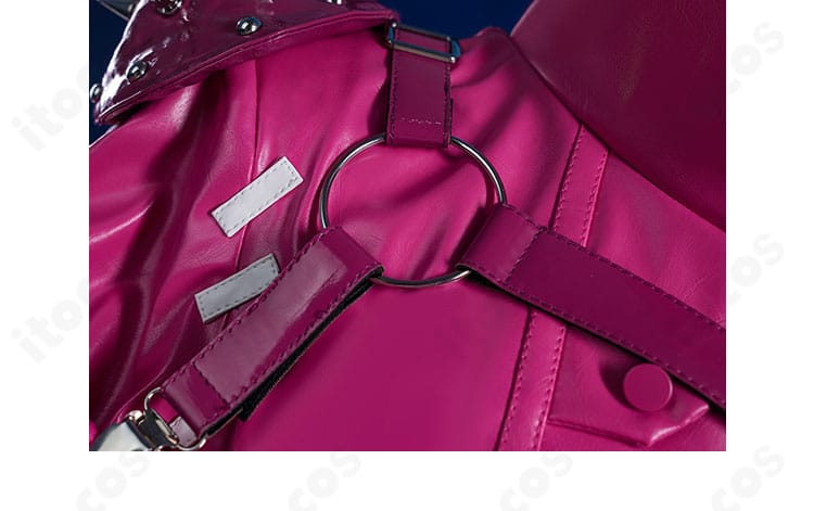 肩帯（ショルダーストラップ）部の装飾。バックルとステッチの再現度が分かる。