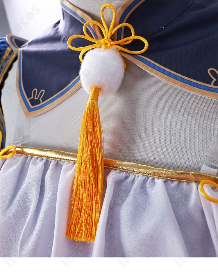 ネックレス装飾のアップ。キョンシー衣装の世界観を強調するペンダントの質感と作り込み