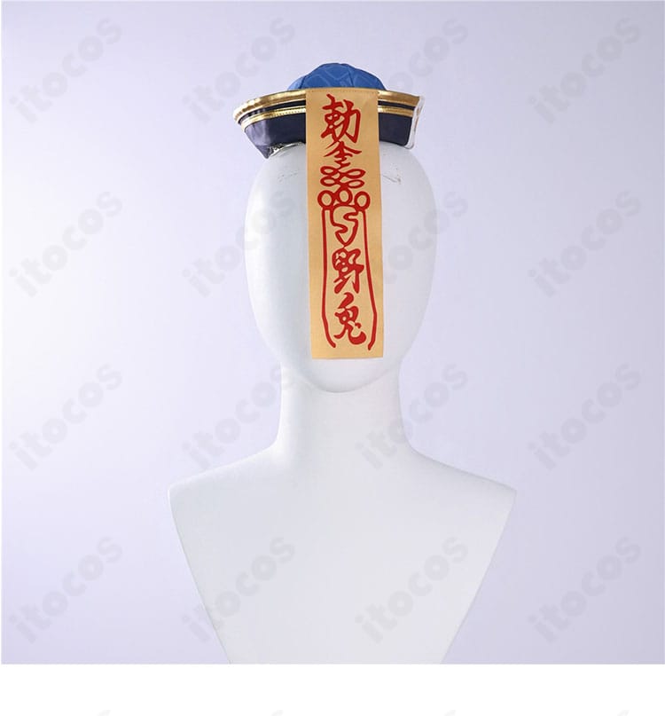 帽子の装飾詳細。札意匠と飾り紐を備えたキョンシー帽子のデザインを明瞭に撮影