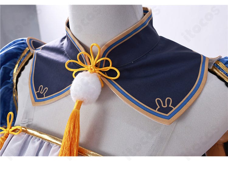 襟飾りのクローズアップ。刺繍の細密さと配色バランスがわかる襟元ディテール