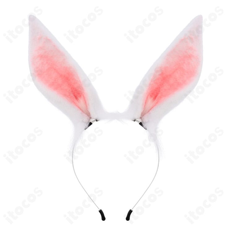 耳飾りのディテール。精巧な造形で横顔の印象を高めるアクセサリー