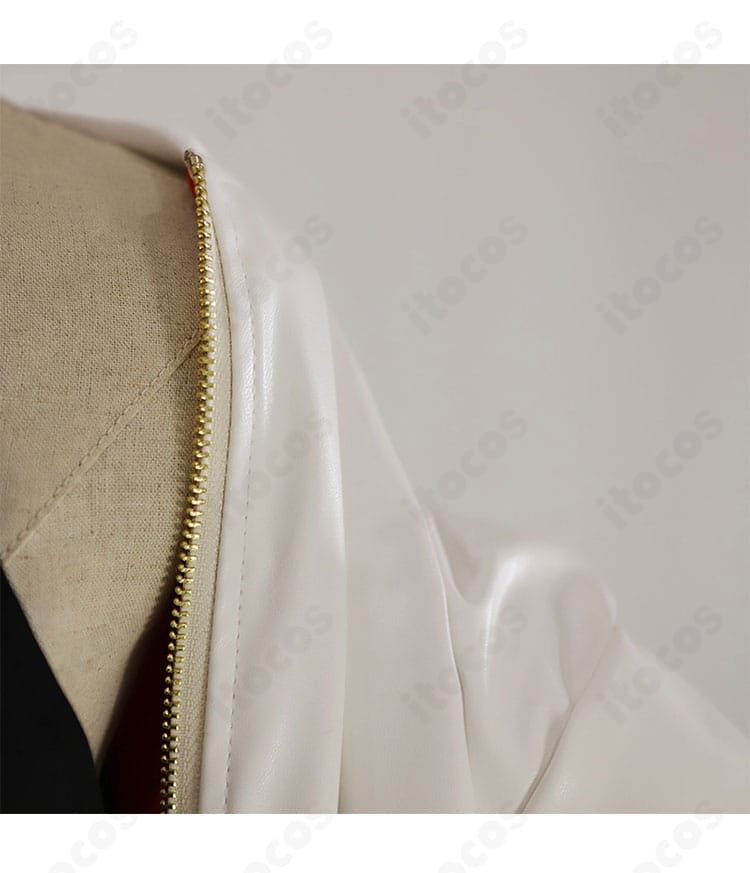 タオ コスプレのコート衿元装飾ディテール。チェーンと襟の形状でキャラクター性を表現