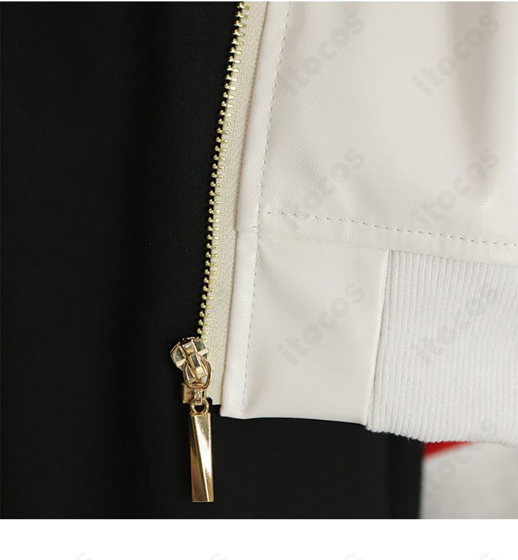 タオ コートのチェーン装飾ディテール。動きに映える金属パーツの質感が特徴