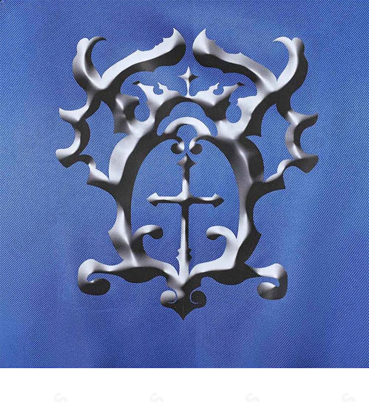 衣装背面の装飾詳細。ヨークのラインと装飾パーツの配置を確認