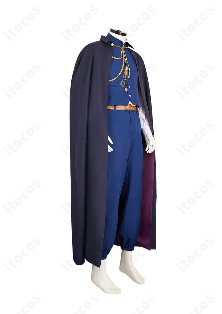 森蘭丸コスプレ衣装の右側面。マントの落ち感とズボンのシルエット、側面装飾のディテールが見える画像