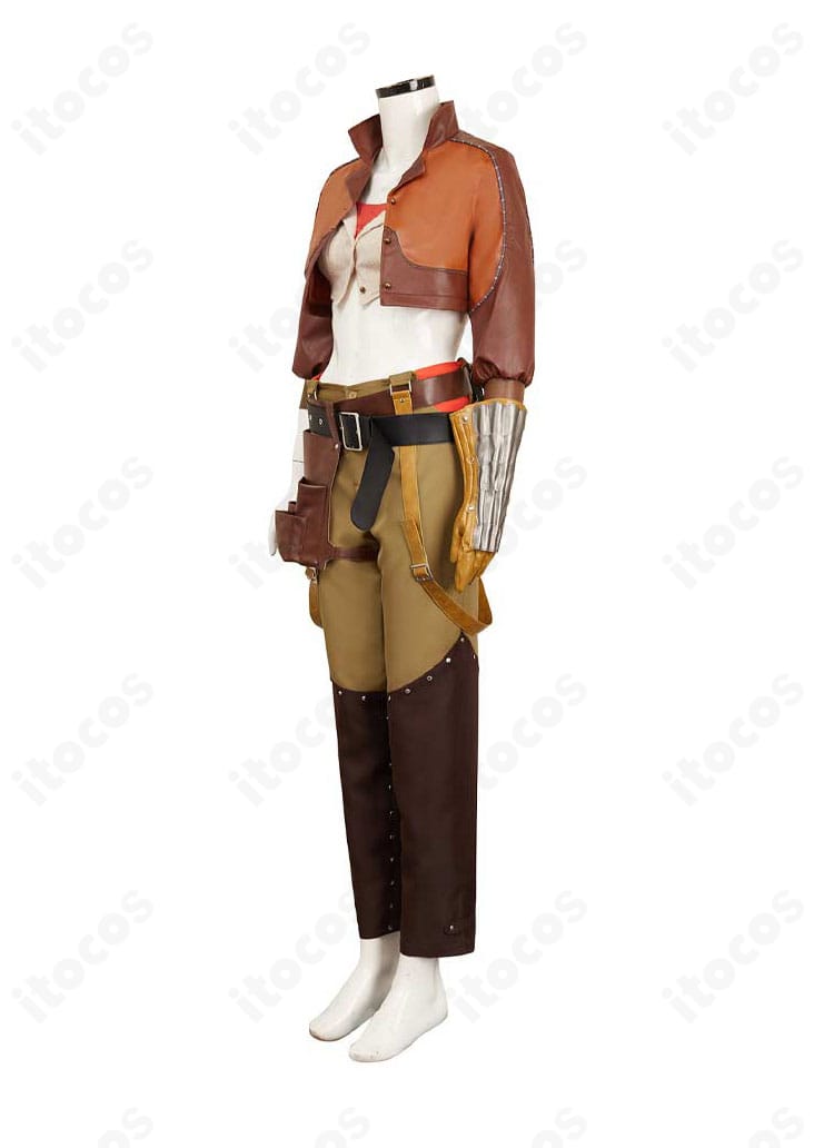 ジェマ衣装の左側面。コートの落ち感と装飾パーツの配置が分かる角度。