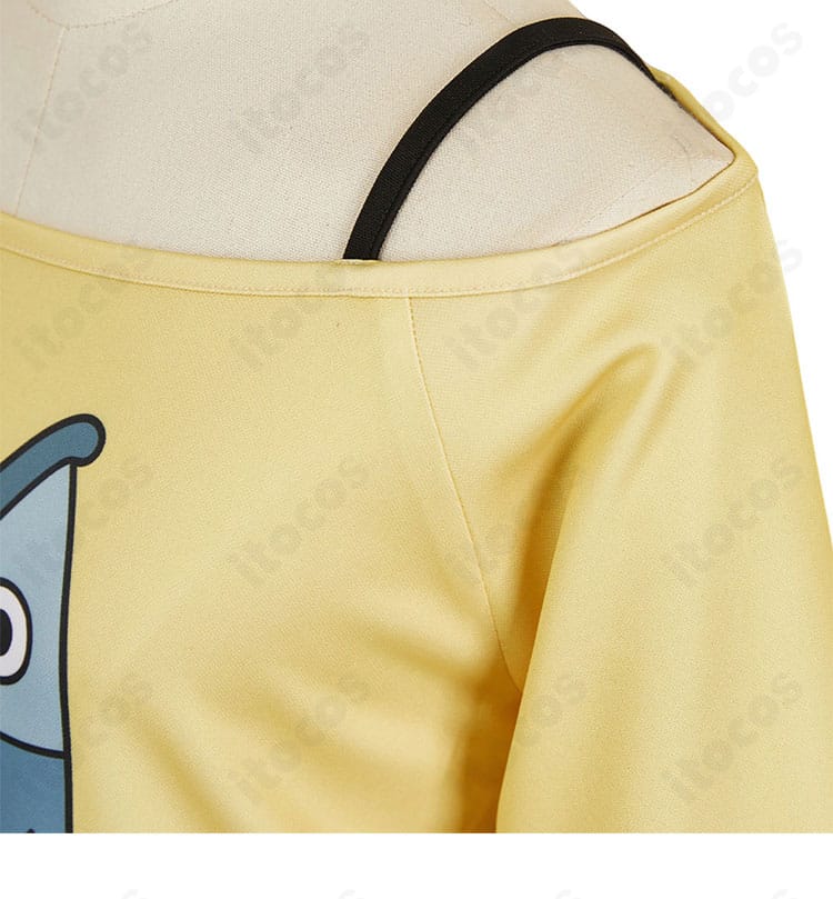 綾瀬桃コスプレ衣装の肩・袖装飾アップ。キャラクター準拠の配置と縫製の丁寧さを示すディテール。