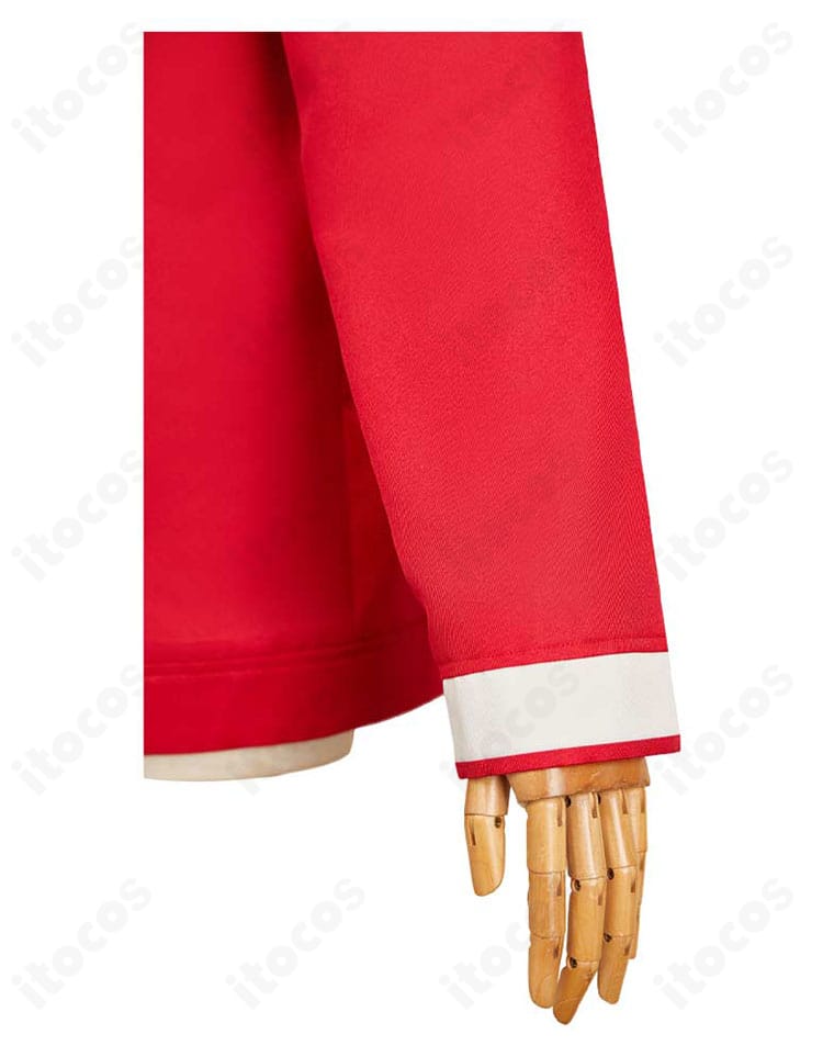 綾瀬桃 コート袖口の装飾ディテール。ボタンやステッチの質感が分かるアップ