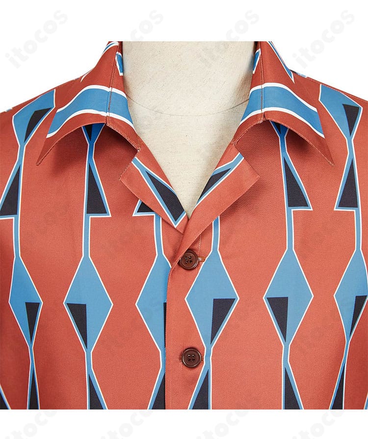 SAKAMOTO DAYS 南雲 コスプレシャツの襟装飾アップ。南雲らしい端正な首元ディテールを鮮明に撮影。