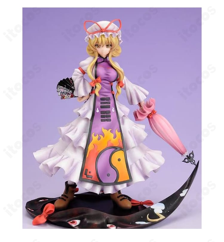 ITOCOS 東方萃夢想 八雲紫 コスプレ衣装の着用全身画像。紫のドレスと白エプロン、赤リボン付き帽子の3点セットで高再現。オーダーメイド対応・イベント向け。