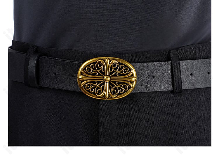 ベルト装飾アップ。金具の配置とステッチで存在感を演出。