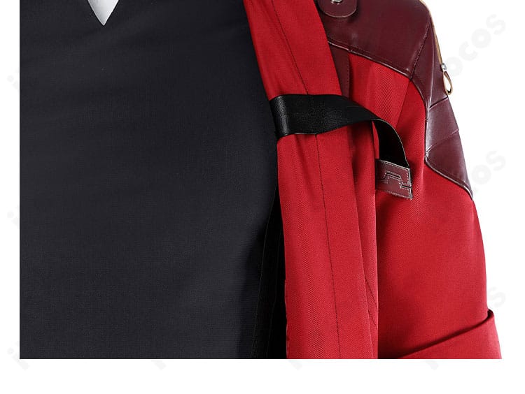 コート襟装飾のアップ。存在感のあるデザインが顔周りを引き締めます。