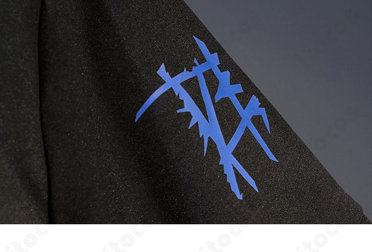 袖先の装飾ディテール。手元の意匠と縁取りの仕上げが分かる接写。