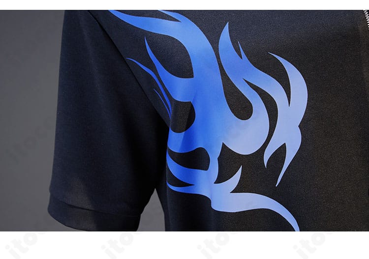 胸元装飾のクローズアップ。刺繍とパーツ配置で青柳冬弥の衣装らしさを表現。