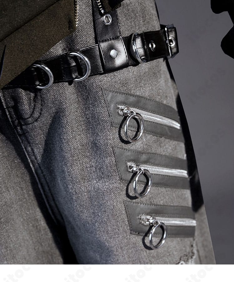 パンツ装飾のクローズアップ。ライン取りとポイント意匠でキャラクター性を強調。