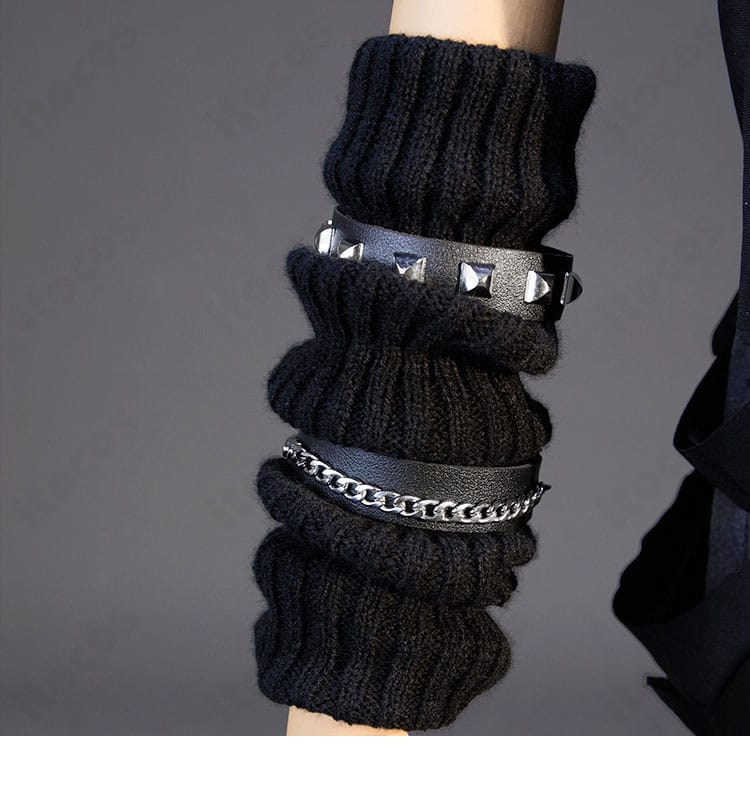 腕飾りのアップ。質感と形状、留め具構造が分かるディテールカット。