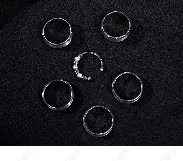 リングアクセサリーの詳細。表面の光沢、幅、指へのフィット感が分かる寄り画像。