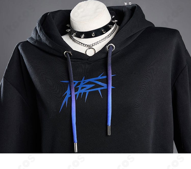 ネックレスのアップ。トップチャームの形状とチェーンの光沢、着用時の長さバランスを示すディテール。