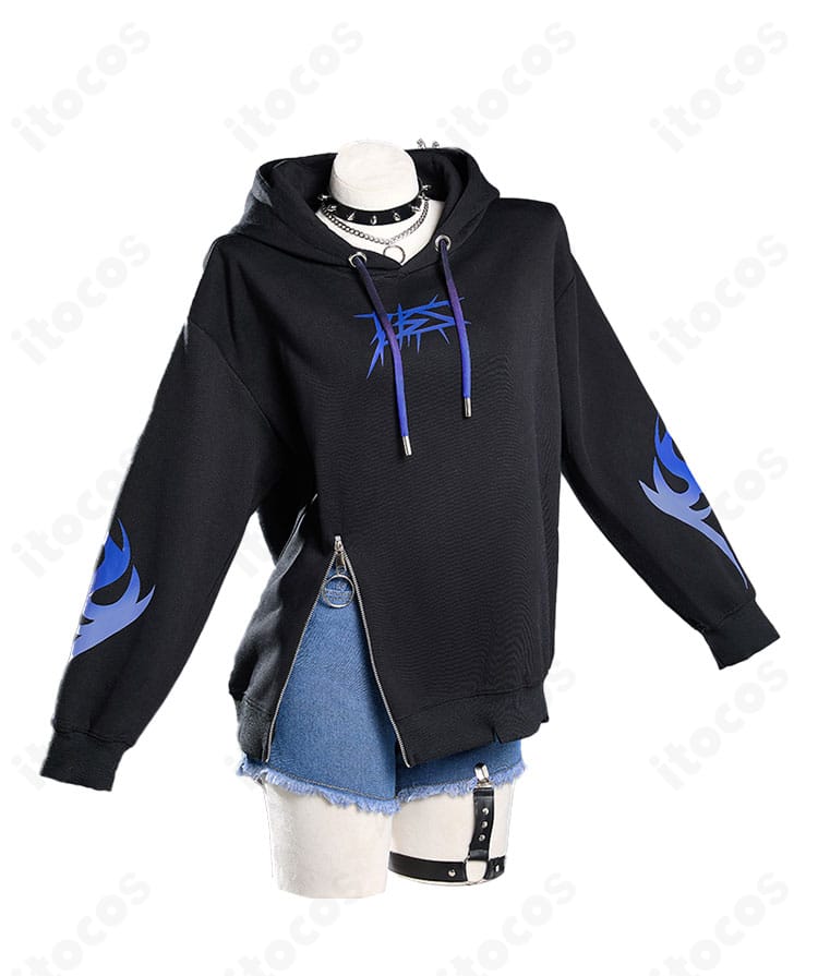 正面全身画像。パーカーの配色切り替え、ベルト位置、ショートパンツの丈感など前面ディテールを鮮明に表示。