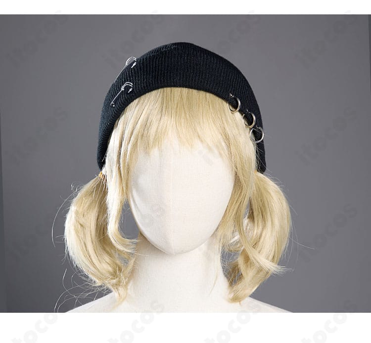 帽子装飾のクローズアップ。ツバ形状と装飾パーツの質感、縫い目の仕上がりが分かる画像。