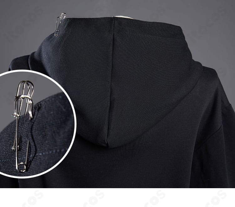 衣帽飾りの詳細。帽子サイドの装飾パーツと留め具構造を確認できる近接画像。