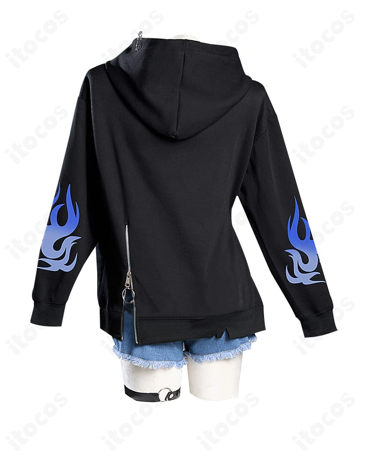 背面画像。フードの落ち感、背面の切り替え線、ベルトの取り回しやソックスの後ろ見えを詳細に表示。