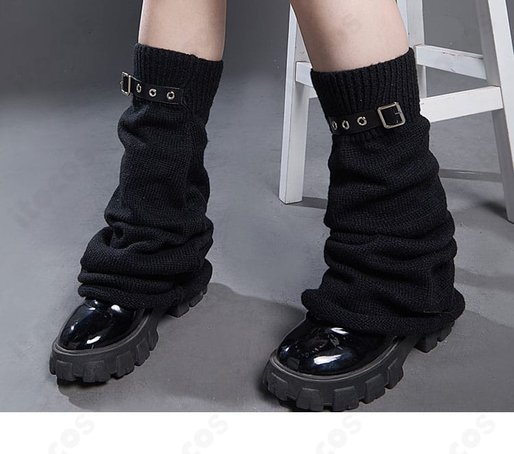 レッグソックスの装飾ディテール。編み目、ワンポイントデザイン、丈感の比較ができる近接画像。